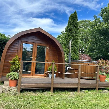 Отель Secluded Cosy Luxury Pod With Wood Fired Hot Tub Шрусбери Экстерьер фото