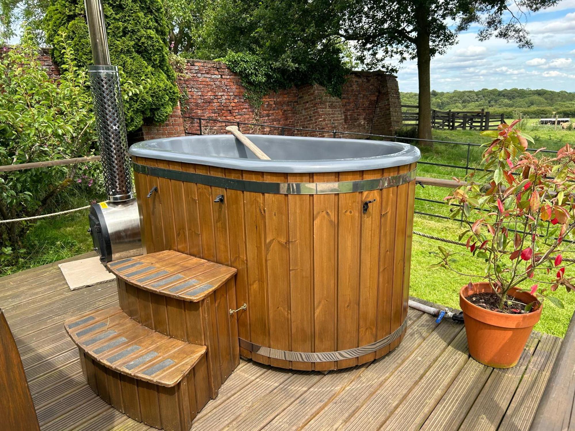 Отель Secluded Cosy Luxury Pod With Wood Fired Hot Tub Шрусбери Экстерьер фото